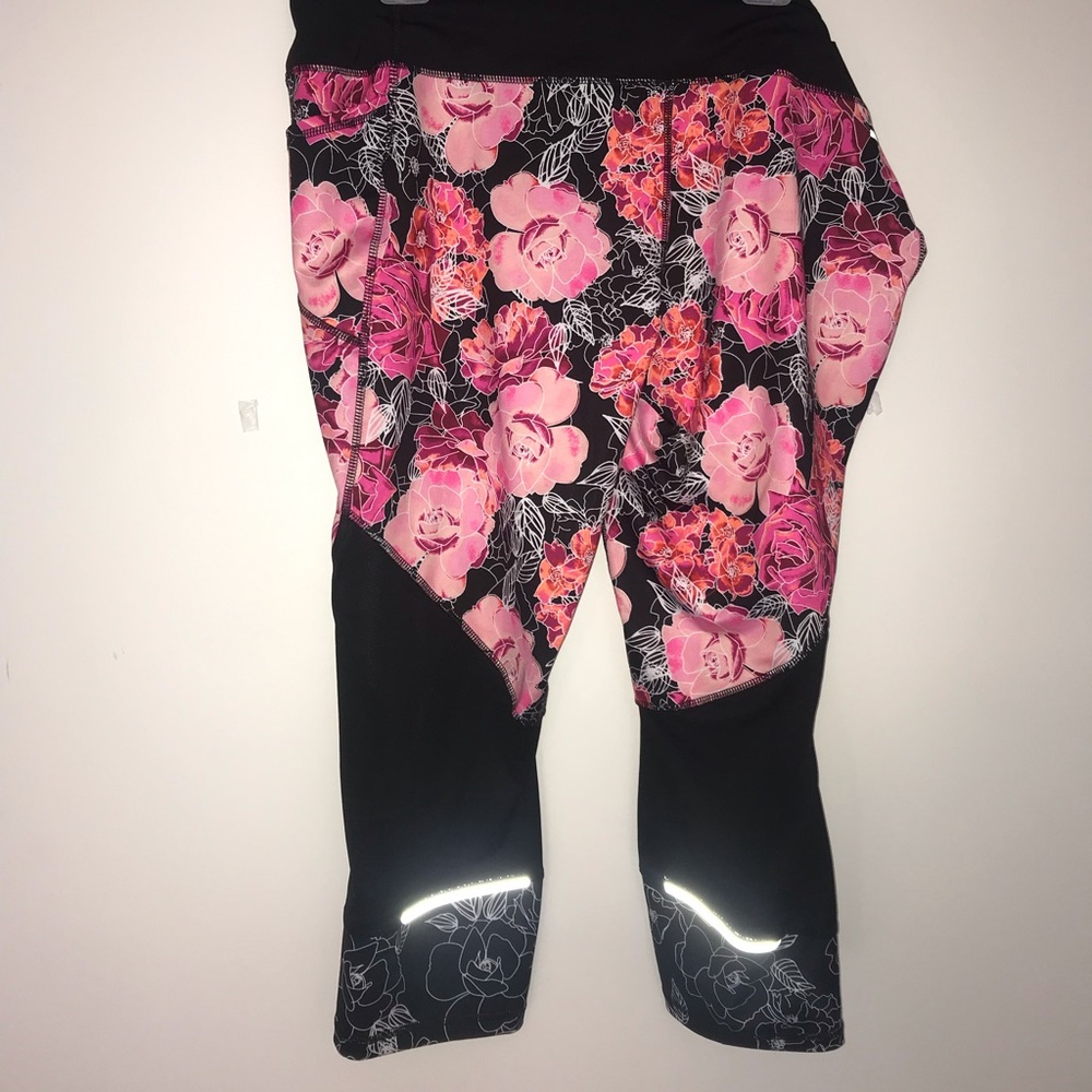 Danskin Now Floral Capri Pants